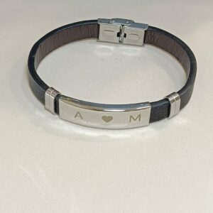 Pulsera de Acero y Cuero Sintético – Personalizable con Grabado