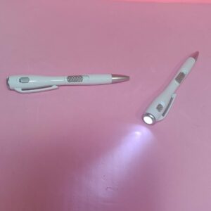 Bolígrafo linterna blanco, escritura azul con pilas incluidas - Mín. 20 uds