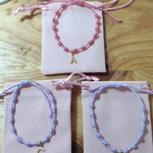 Pulsera de nudos con inicial chapada en oro