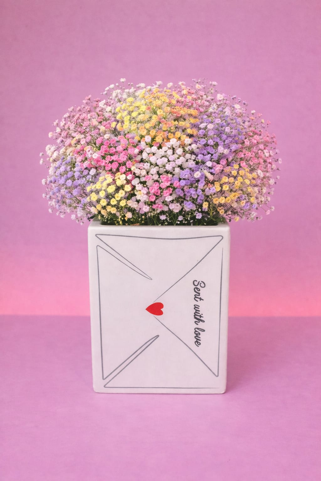 Jarrón para flores en forma de sobre carta de amor