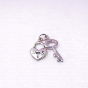 Charm candado y llave en plata para grabar solo una inicial en cada lado